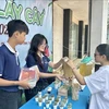 Le programme « Échange de livres contre des plantes » à Gia Lai voit la participation de nombreux jeunes. Photo: VNA