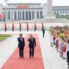 le secrétaire général du Comité central du PCC et président chinois, Xi Jinping, et le secrétaire général du Comité central du PCV et président vietnamien, To Lam, lors de la cérémonie d'accueil officielle. Photo: VNA