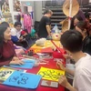 L'enseignante Nguyen Thuy Thien Huong (à gauche) avec des étudiants de l'Université de Malaya (UM). Photo: VNA