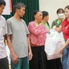 La Croix-Rouge de la province de Lang Son offre des dons à des personnes en situation difficile touchées par le typhon Yagi dans la commune de Thach Dan, district de Cao Loc. Photo: VNA