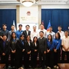 Le ministre de l'Information et de la Communication, Nguyen Manh Hung, et les étudiants vietnamiens lors de la rencontre. Photo: VNA