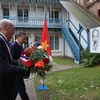 Le dirigeant To Lam et le maire de Sainte-Adresse, Hubert Dejean De La Batie, déposent des fleurs devant la plaque commémorative. Photo: VNA