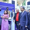 Dans le cadre du 19e Sommet de la Francophonie à Paris (France), le matin du 4 octobre (heure locale), le dirigeant To Lam visite des stands vietnamiens. Photo: VNA