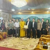 Les autorités de Houphanh remercient le groupe de bénévoles du Comité de coordination et de coopération de la Sangha bouddhiste du Vietnam au Laos. Photo: VNA