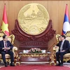 Le président de l’Assemblée nationale, Tran Thanh Man (gauche), rencontre le dirigeant lao, Thongloun Sisoulith. Photo: VNA