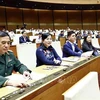 Les députés votent l'approbation de la loi modifiant et complétant certains articles de la loi sur les officiers de l'Armée populaire du Vietnam. Photo: VNA