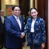 Vietnamese Prime Minister Pham Minh Chinh (left) and his Thai counterpart Paetongtarn Shinawatra meet on the sidelines of the 44th and 45th ASEAN Summits and Related Summits in Vientiane, Laos, on October 9. (Photo: VNA)