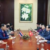 At the meeting between National Assembly Chairman Tran Thanh Man and President of the National Assembly and Speaker of the House of Representatives of Thailand Wan Muhamad Noor Matha in Vientiane on October 19. (Photo: VNA)