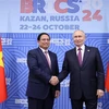 Vietnamese Prime Minister Pham Minh Chinh (left) and Russian President Vladimir Putin take a photo on the sidelines of the expanded BRICS Summit in Kazan, Russia, on October 24 evening (local time). (Photo: VNA)