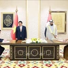 Prime Minister Pham Minh Chinh (left) and Vice President and Prime Minister of the United Arab Emirates (UAE) Sheikh Mohammed bin Rashid Al Maktoum witness the signing of the Comprehensive Economic Partnership Agreement. (Photo: VNA)