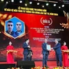 Director of the Anteo Edizioni publishing house Stefano Bonilauri receives the top prize of the 4th annual competition on protecting the Communist Party of Vietnam’s ideological foundation. (Photo: VNA)