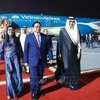 Prime Minister Pham Minh Chinh and his spouse at Doha International Airport. (Photo: VNA)