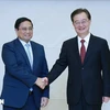 Prime Minister Pham Minh Chinh (left) receives Wang Ning, member of the Communist Party of China Central Committee and Secretary of the Yunnan provincial Party Committee, in Kunming city on November 6. (Photo: VNA)