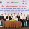 At the signing ceremony for the credit contract of the Dong Dang (Lang Son) - Tra Linh (Cao Bang) expressway project on October 4. (Photo: VietnamPlus)