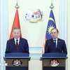 Party General Secretary To Lam (left) and Malaysian Prime Minister Anwar Ibrahim at the press conference. (Photo: VNA)