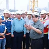 Prime Minister Pham Minh Chinh and representatives of project units at the construction site. (Photo: VNA)