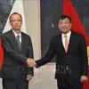 Permanent Deputy Minister of Foreign Affairs Nguyen Minh Vu (right) and his Japanese counterpart Funakoshi Takehiro at the dialogue. (Photo: VNA)