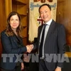 越南驻意大利大使杨海兴会见意大利撒丁岛大区主席亚历山德拉·托德。图自越通社