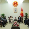 越南政府副总理陈红河会见法国开发署副署长玛丽·海伦·洛松。图自越通社