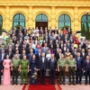 越南国家主席苏林与国家主席办公厅公职人员合影。图自越通社