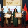 俄越友好协会两位副主席蕾吉娜·布达瑞娜和弗拉基米尔·鲁维莫夫荣获越南友谊勋章。图自越通社
