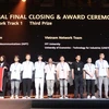 两位越南选手（右七和右八）荣获三等奖。图自《人民报》
