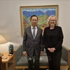 越南驻澳大利亚大使范雄心与澳大利亚众议院副议长莎朗·克莱登。图自越通社