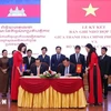 越南政府监察总署总检察长段鸿峰与柬埔寨监察部大臣华合签署签署合作备忘录。图自越通社