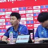 越南球队主教练金相植（左）。图自越通社
