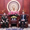 胡志明市市委副书记阮福禄会见老挝万象首都老战士协会主席法隆·林通少将。图自越通社