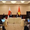 越南驻日本大使范光校与日本山梨县知事长崎光太郎共同主持联合记者会。图自越通社