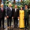 古巴国家主席迪亚斯·卡内尔、越南驻古巴大使黎光龙和各位代表合影。图自越通社