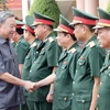 国家主席苏林与第25工兵旅干部战士们。图自越通社