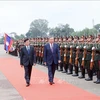 越南国家主席苏林与老挝国家主席通伦检阅仪仗队。图自越通社