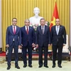 越南国家主席苏林（右二）与突厥语国家组织三国驻越南大使合影。图自越通社