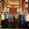 陈文六（左二）与胡志明主席诞辰134周年参观胡志明主席纪念区的代表们合影。图自越通社