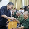 国家主席苏林向伤病军人赠送慰问品。图自越通社