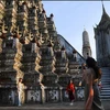 Tourists from mainland China dressed in traditional Thai costumes visit Wat Arun temple (Photo: reuters.com)