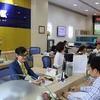 Customers make transactions at a GPBank office. Current policies and financial resources to handle weak banks still have many inadequacies. (Photo gpbank.com.vn) 