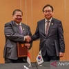 Indonesian Coordinating Minister for Economic Affairs, Airlangga Hartarto (left), and RoK's Minister of Trade, Inkyo Cheong, shake hands after signing a memorandum of understanding on the implementation of Article 6 of the Paris Agreement in Singapore on June 6, 2024. (Photo: en.antaranews.com)