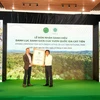 Jake Brunner (L) - IUCN's representative in a ceremony to award GL certificate to Cat Tien National Park (Photo: iucn.org)