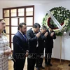 Vice President of El Salvador Felix Ulloa pays tribute to General Secretary Nguyen Phu Trong at Vietnamese Embassy in Mexico (Photo: VNA)