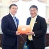Thai Commerce Minister Phumtham Wechayachai (R) with Arman Issetov, Kazakhstan's ambassador to Thailand (Photo: bangkokpost.com)