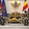 Defence Minister of Japan Minoru Kihara (L) and his Cambodian counterpart Tea Seiha. (Photo: Kyodo)