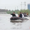  DPRK leader's Kim Jong Un is inspecting flooded areas in the northwest by boat (Photo: KCNA/VNA(