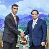 Prime Minister Pham Minh Chinh (R) and UAE Minister of State for Foreign Trade Thani bin Ahmed Al Zeyoudi, Hanoi, August 26 (VNA)