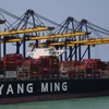 A shipping vessel laden with containers docks at Laem Chabang deep-sea port in Chon Buri province, Thailand. (Photo: bangkokpost.com) 