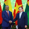 Prime Minister Pham Minh Chinh (R) and Guinea-Bissau President Umaro Sissoco Embaló (Photo: VNA)