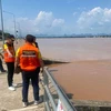 Officials view the rising Mekong River in Muang district of Nakhon Phanom on September 17 (Photo: bangkokpost.com) 