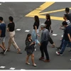 People crossing the street at the central business district (CBD) in Singapore. (File photo: channelnewsasia.com) 